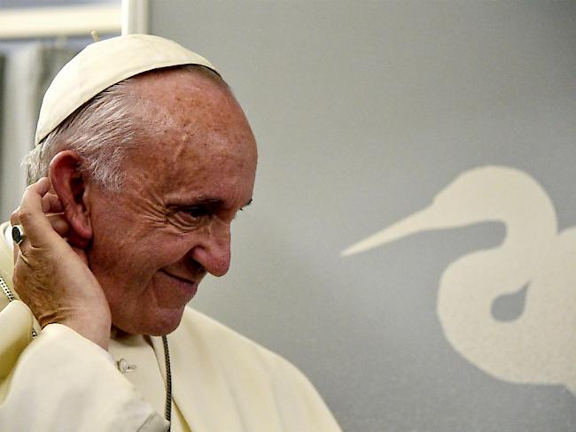 Papst Franziskus sorgt für Aufmunterung bei Obdachlosen.