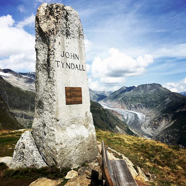 Tyndall-Denkmal auf der Belalp mit dem Aletschgletscher.