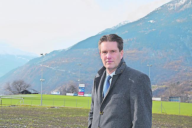 Der Präsident des FC Termen/Ried-Brig Herbert Luggen beim Standort des geplanten Fussballplatzes: «Vor 2019 wird sicher nicht gebaut.»