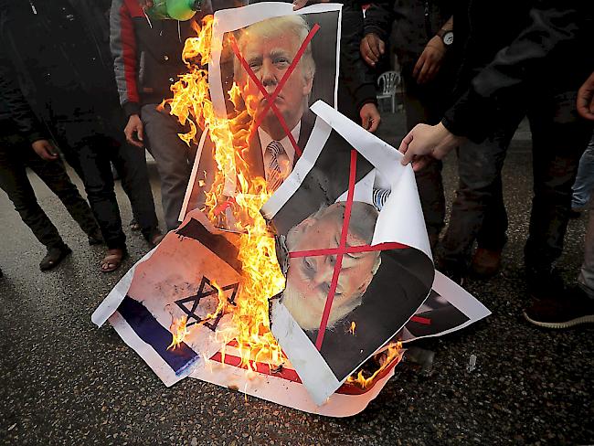 Anti-Trump-Protest in Rafah im palästinensischen Gaza-Streifen - ein Bild des US-Präsidenten wird zusammen mit dem jüdischen Davidstern - der israelischen Nationalflagge - verbrannt.