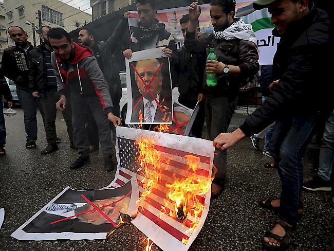 Palästinenser protestieren nach der Entscheidung des US-Präsidenten Donald Trump, Jerusalem als Hauptstadt Israels anzuerkennen. Für Donnerstag haben die Palästinenser einen Generalstreik und Kundgebungen angekündigt. (Mohammed Saber / EPA)