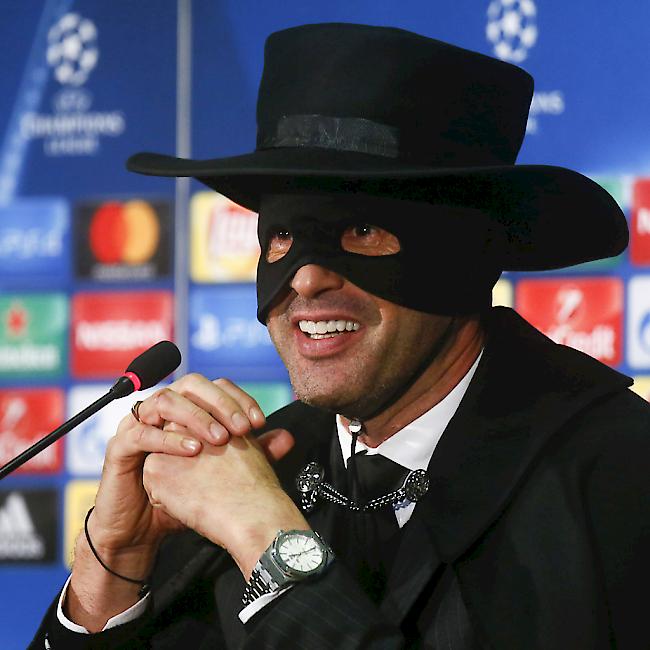 Paulo Fonseca, Trainer von Schachtar Donezk, trat nach geglückter Achtelfinal-Qualifikation in der Champions League als Zorro vor die Medien