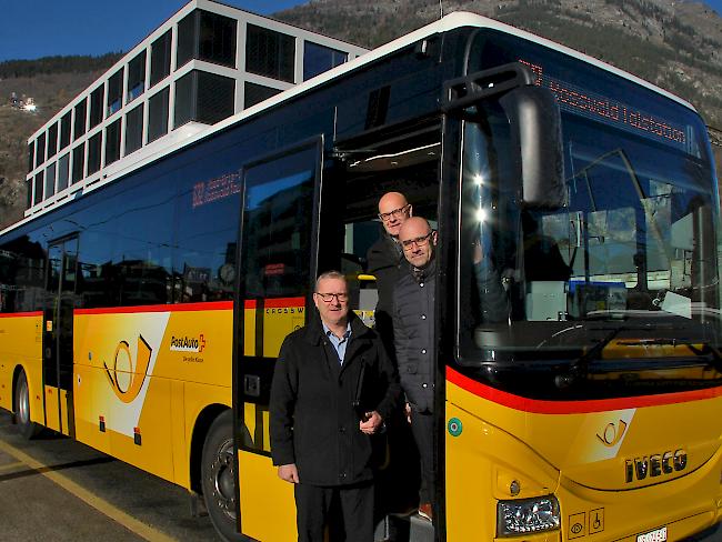 Mehr Bus: Urban Eyer, Gemeindepräsident von Ried-Brig, Anton Karlen, Leiter PostAuto-Region Wallis und Achim Gsponer, Gemeindepräsident von Termen, freuen sich über die zusätzlichen Verbindungen.