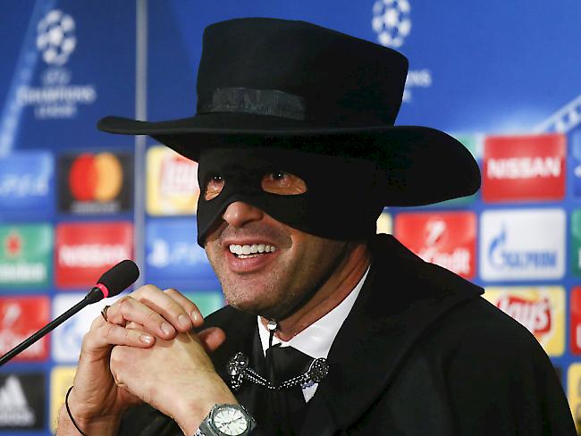 Paulo Fonseca, Trainer von Schachtar Donezk, trat nach geglückter Achtelfinal-Qualifikation in der Champions League als Zorro vor die Medien