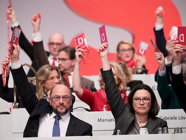 Der SPD-Parteivorstand mit dem Vorsitzenden Martin Schulz (vorne l.) stimmen über Anträge zu Sondierungsgesprächen für eine grosse Koalition ab.