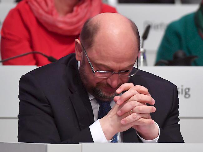 Mit gefalteten Händen sitzt der Parteivorsitzende Martin Schulz an seinem Platz.