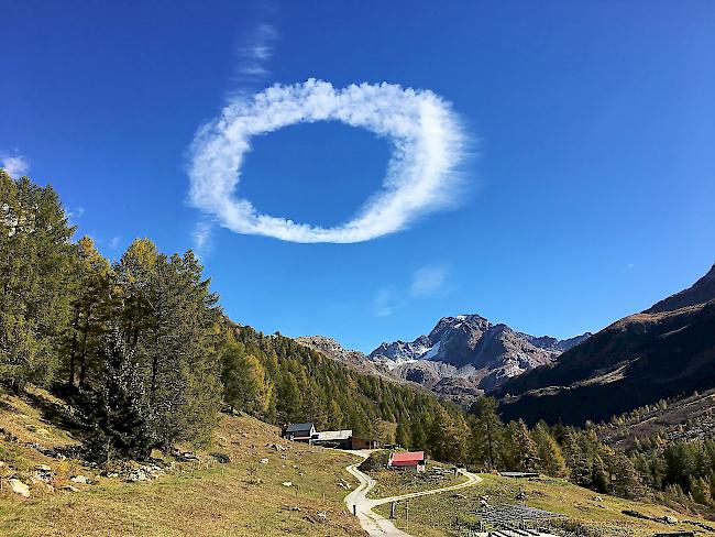 Keine Naturerscheinung, aber trotzdem imposant: toller Wolkenkreis über dem Ofenhorn im hinteren Binntal. 
Ursache war eine FA-18 der Schweizer Armee. Das Bild entstand am 10. Oktober 2017. 

