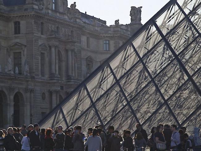 Ein Teil des Louvre musste am Samstag evakuiert werden, weil im Keller eines benachbarten Kaufhauses Feuer ausgebrochen war. (Archivbild)