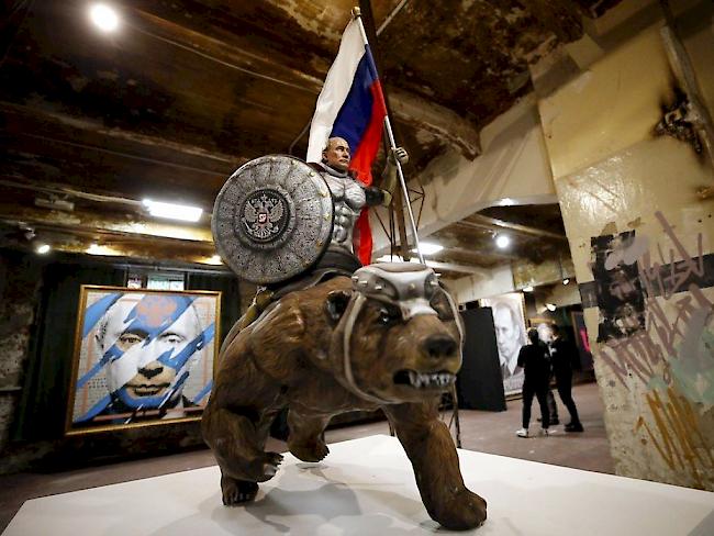 Keine Satire: Der russische Präsident Wladimir Putin reitet in der Ausstellung "Superputin" einen gigantischen, blutrünstigen Bären.