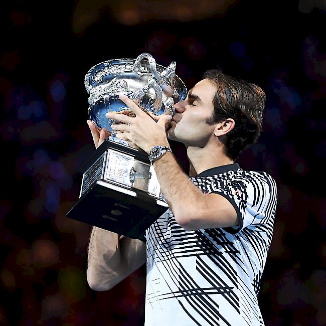 Roger Federer küsst den Pokal, den er am Australian Open gewonnen hat. Fast ein Jahr später wurde er unter anderem dafür als Schweizer Sportler des Jahres ausgezeichnet
