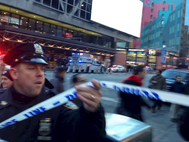 Die New Yorker Polizei geht Berichten über eine Explosion in Manhattan nach.
