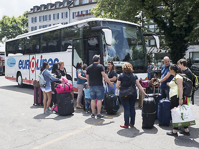 Passagiere warten in Zürich auf ihren Fernbus. Künftig könnte es mehr Angebote geben. Vollständig liberalisiert wird der Fernbusverkehr aber nicht. Der Ständerat hat das abgelehnt. (Archivbild)
