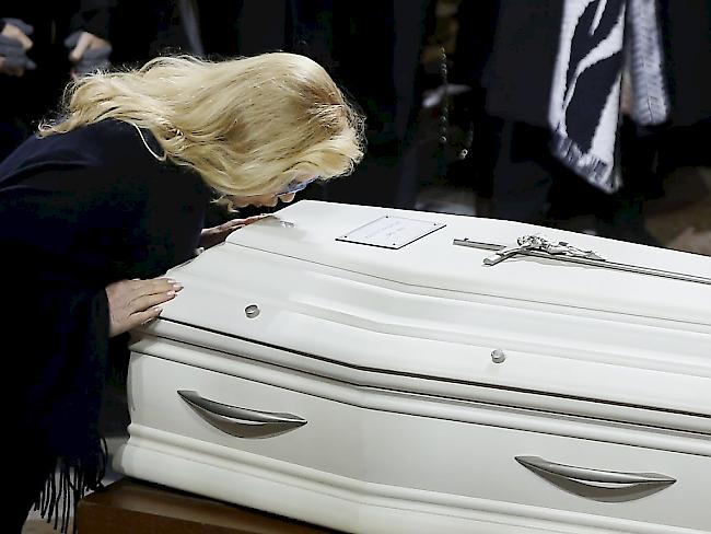 Vor der Beerdigung in der Karibik haben Freunde und Fans in Paris am weissen Sarg von Johnny Hallyday vom Rockstar Abschied genommen. (Archivbild)