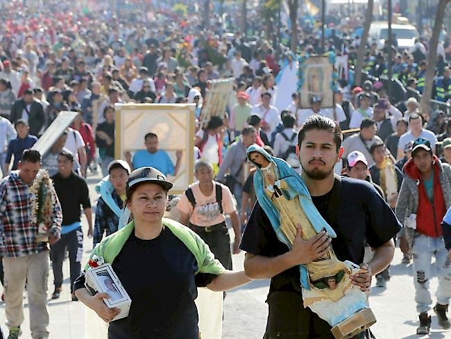 Tausende Pilger strömen zur Basilika der Jungfrau von Guadalupe in Mexiko-Stadt.