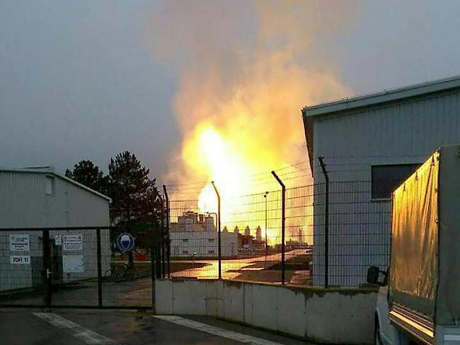 Flammen nach der Explosion in der Gasstation in Baumgarten in der österreichischen Gemeinde Weiden a.d. March.