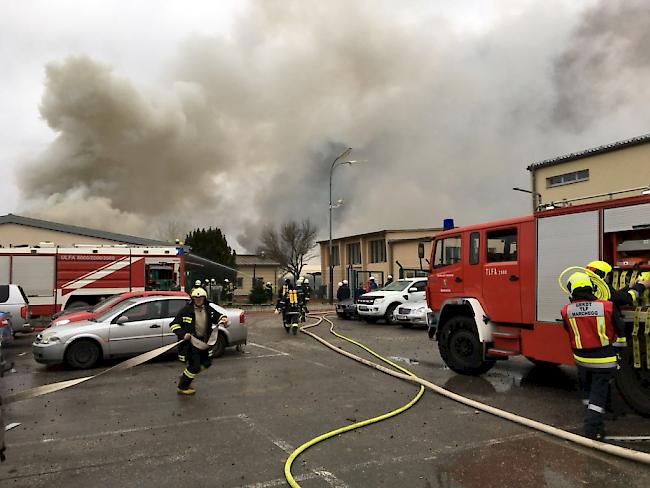 Die Feuerwehr hatte mit 240 Mann den Brand bald unter Kontrolle. Bei der betroffenen Anlage handelt es sich um eine zentrale Drehscheibe für die Verteilung von Erdgas in Europa.