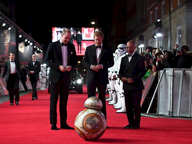 Royales Meeting: Die britischen Prinzen William und Harry mit dem Droid BB8 an der Star-Wars-Premiere in London.