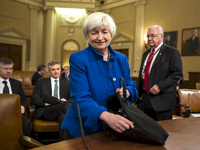 Bevor Fed-Chefin Janet Yellen Anfang Februar ihren Platz räumen wird, verkündet sie am Mittwochabend (MEZ) zum letzten Mal den Zinsentscheid der amerikanischen Notenbank. Dabei wird sie die Märkte nicht überraschen: Die Fed wird wohl den Leitzins auf 1,5 Prozent anheben. (Archiv)