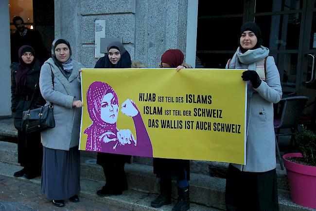 Vor dem Grossratssaal demonstrierten einige  Musliminnen gegen die SVP-Initiative.