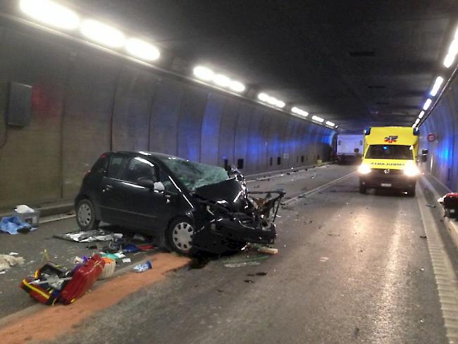 Bei einer Frontalkollision im Gotthardstrassentunnel sind am Mittwochmorgen zwei Personen getötet und vier verletzt worden.
