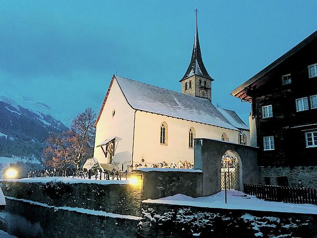 Nach der Sanierung der Aussenfassade erstrahlt die 500 Jahre alte Pfarrkirche Ernen in neuem Glanz.