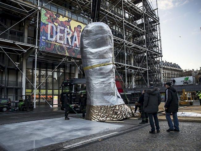 Vorletzte Woche, letzte Vorbereitungen auf die grosse César-Schau im Centre Pompidou, die heute eröffnet wird: Noch ist der berühmte Daumen verpackt.