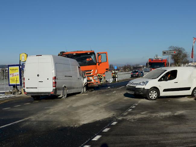 Auffahr- und Frontalkollision in Beromünster: Drei Fahrzeuge wurden beschädigt, eine Person verletzt.