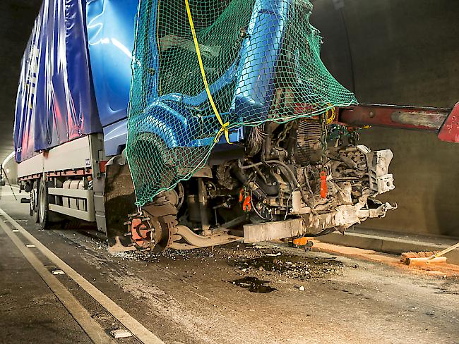 Der 78-jährige Chauffeur dieses Lastwagens starb bei der Kollision mit einem Auto im Gotthardtunnel.