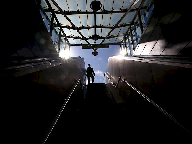 Ein Mann betritt eine bestreikte U-Bahn-Station in Athen. Als Protest gegen die Sparpolitik der griechischen Regierung legten am Donnerstag die Fahrer der U-Bahnen, Busse und Trams von Athen zur morgendlichen "Rush-Hour" die Arbeit nieder. (Archiv)