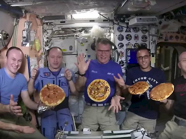 Eine Sojus-Kapsel mit den Raumfahrern setzte planmässig in der Steppe von Kasachstan auf. Auf der ISS-Raumstation wurde auch Pizza gebacken. (Archivbild)