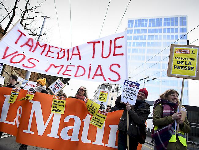 Westschweizer Journalisten gingen am Freitag aus Protest gegen das Medienhaus Tamedia auf die Strasse.