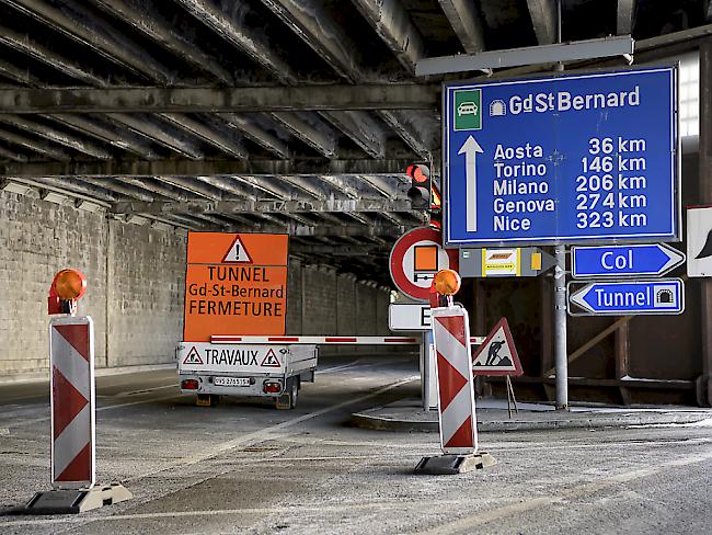 Nach der Schliessung seit Ende September könnte der Strassentunnel am Grossen St. Bernhard bereits am 24. Dezember wieder für den Verkehr freigegeben werden.