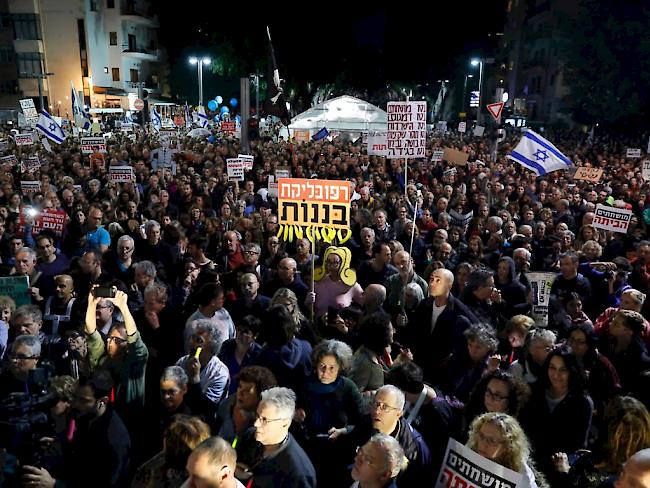 Tausende nahmen am Samstagabend in Tel Aviv an der Kundgebung gegen Netanjahu teil.