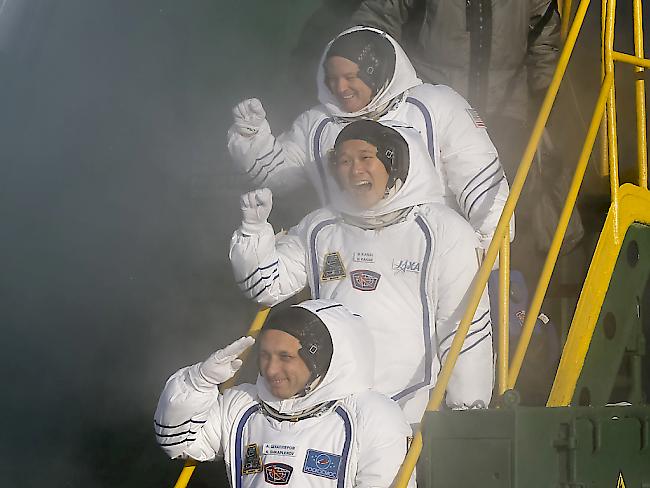 Tingle, Kanai und Schkaplerow winken vor dem Abflug zur Internationalen Raumstation ISS.