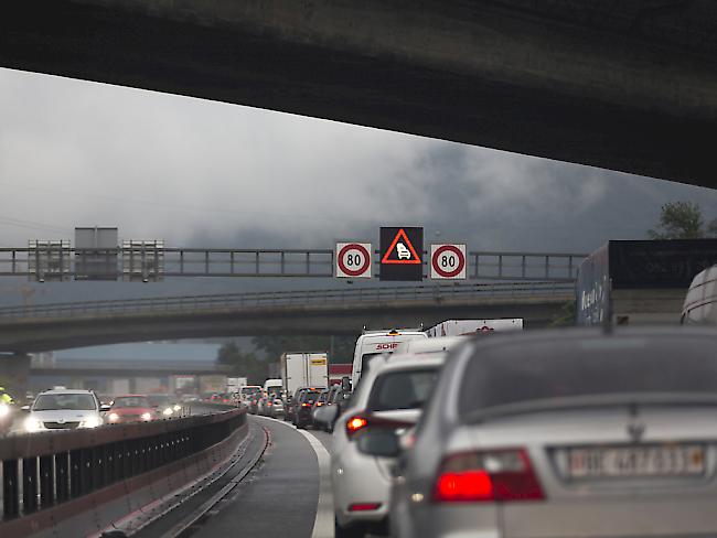 Wird im Strassenverkehr auch der Abstand zum hinteren Fahrzeug beachtet, könnten Staus vermieden werden - das zeigt eine neue Studie. (Symbolbild)