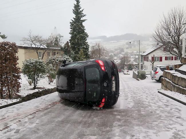 Die schneebedeckten Strassen wurden für manche Autofahrer zur Rutschpartie. In Niederdorf BL kippte ein Fahrzeug um.