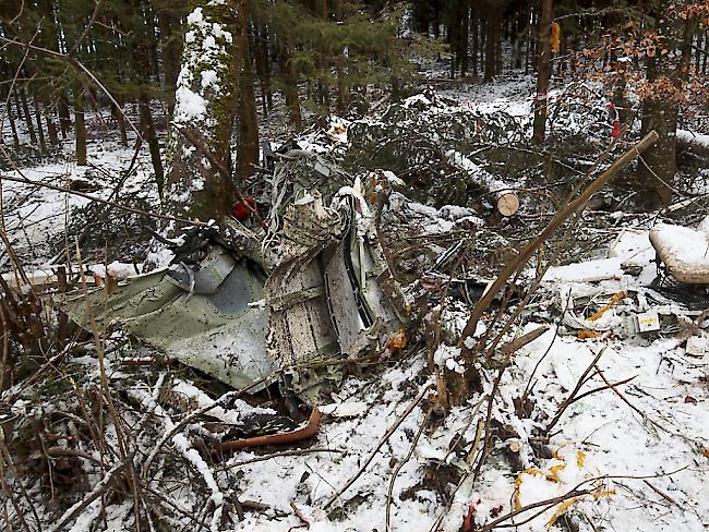 Die Überreste des Flugzeugs im Wald - die Wrackteile sind mittlerweile geborgen.