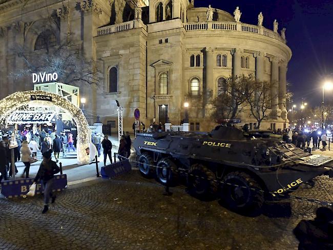 Ein Schützenpanzer am Sonntag auf dem Weihnachtsmarkt in Budapest.