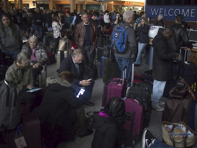 Tausende mussten nach einem Stromausfall auf dem Flughafen von Atlanta im Dunkeln ausharren, bis der Flugbetrieb wieder aufgenommen werden konnte.