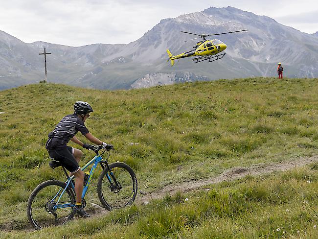 Dieser Teilnehmer des "Swiss Mountain Bike Marathon Grand Raid" von Verbier nach Grimentz war im Sommer 2016 die Berge im Wallis noch selbst hochgefahren und nicht hochgeflogen, wie die rund 2000 anderen Sportler auch. (Archiv)