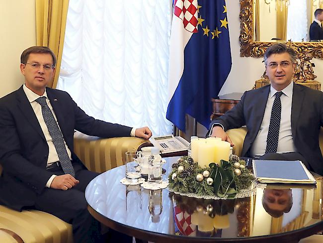 Die Regierungschefs Kroatiens und Sloweniens, Andrej Plenkovic (r) und Miro Cerar, bei ihrem erfolglosen Treffen in Zagreb