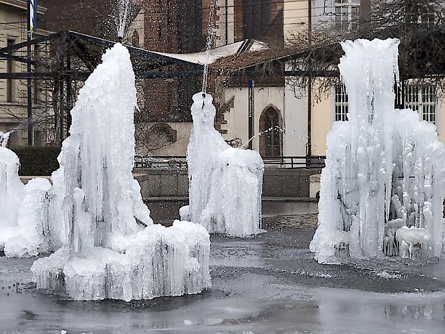 Das Eis des zugefrorenen Tinguely-Brunnens in Basel ist Forschern der Universität Basel längst nicht kalt genug: Sie haben einen Chip auf weniger als 3 Millikelvin abgekühlt, was nahe am absoluten Nullpunkt von minus 273,15 Grad Celsius liegt. (Archivbild)