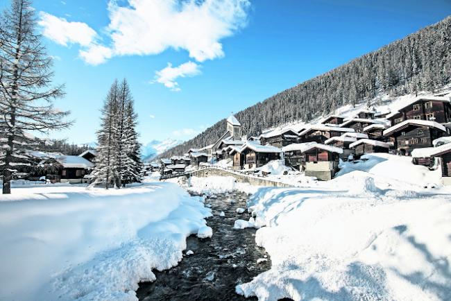 Blatten im Lötschental. Ein Dorf im Winterkleid. Der Regionaler Führungsstab Lötschental gibt erste Vorinformationen zu möglichen Sperren.