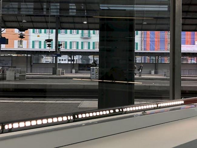 Aus einem Dienstraum im Bahnhof Olten wurde eine Filiale des Kunstmuseums Olten, und aus einer Neonröhre wurde ein Nachtzug.