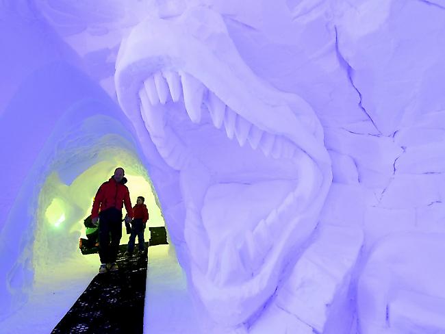 Skifahrer und Besucher können in der Eisgrotte in Thyon "4-Vallées" VS Dinosaurier, Krokodile und Mammuts aus Eis betrachten.