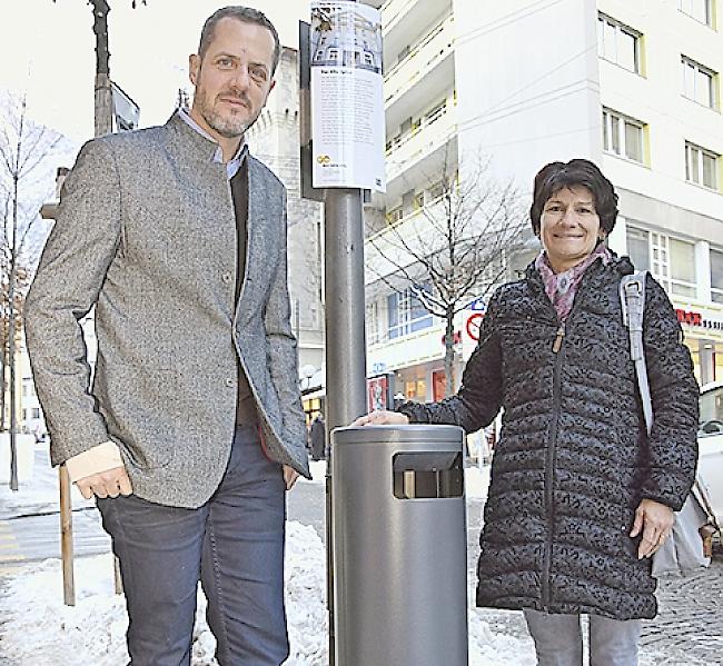 Freuen sich über die neuen Kübel: Alain Guntern und Lucia Näfen.
