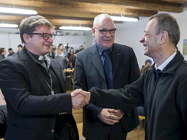 Felix Gmür (links), Bischof von Basel, und Lukas Kundert, Kirchenratspräsident der reformierten Kirche Basel-Stadt (Mitte), begrüssen in Basel Prior Frère Alois (rechts) von der ökumenischen Gemeinschaft von Taizé.
