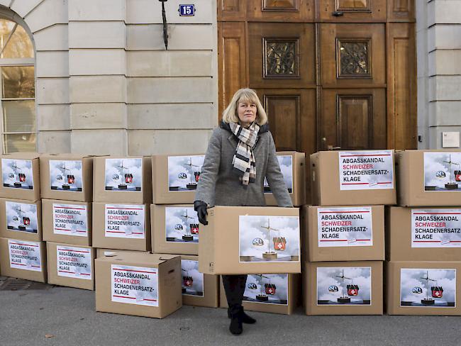 Sara Stalder, Geschäftsleiterin der Stiftung für Konsumentenschutz, mit den Kisten, in denen die Klagen an das Handelsgericht überreicht werden.