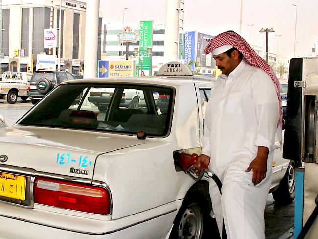 Saudi-Arabien hat die Benzinpreise zum neuen Jahr um mehr als 80 Prozent erhöht. Der Liter Superbenzin kostet aber dennoch umgerechnet lediglich 53 Rappen. (Archivbild)