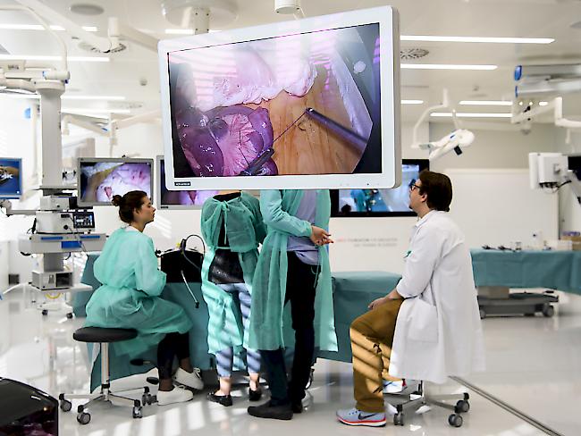 Angehende Chirurgen folgen einem Lehrgang in Laparoskopie im neuen Ausbildungszentrum der Swiss Foundation for Innovation and Training in Surgery (SFITS) am Genfer Universitätsspital.